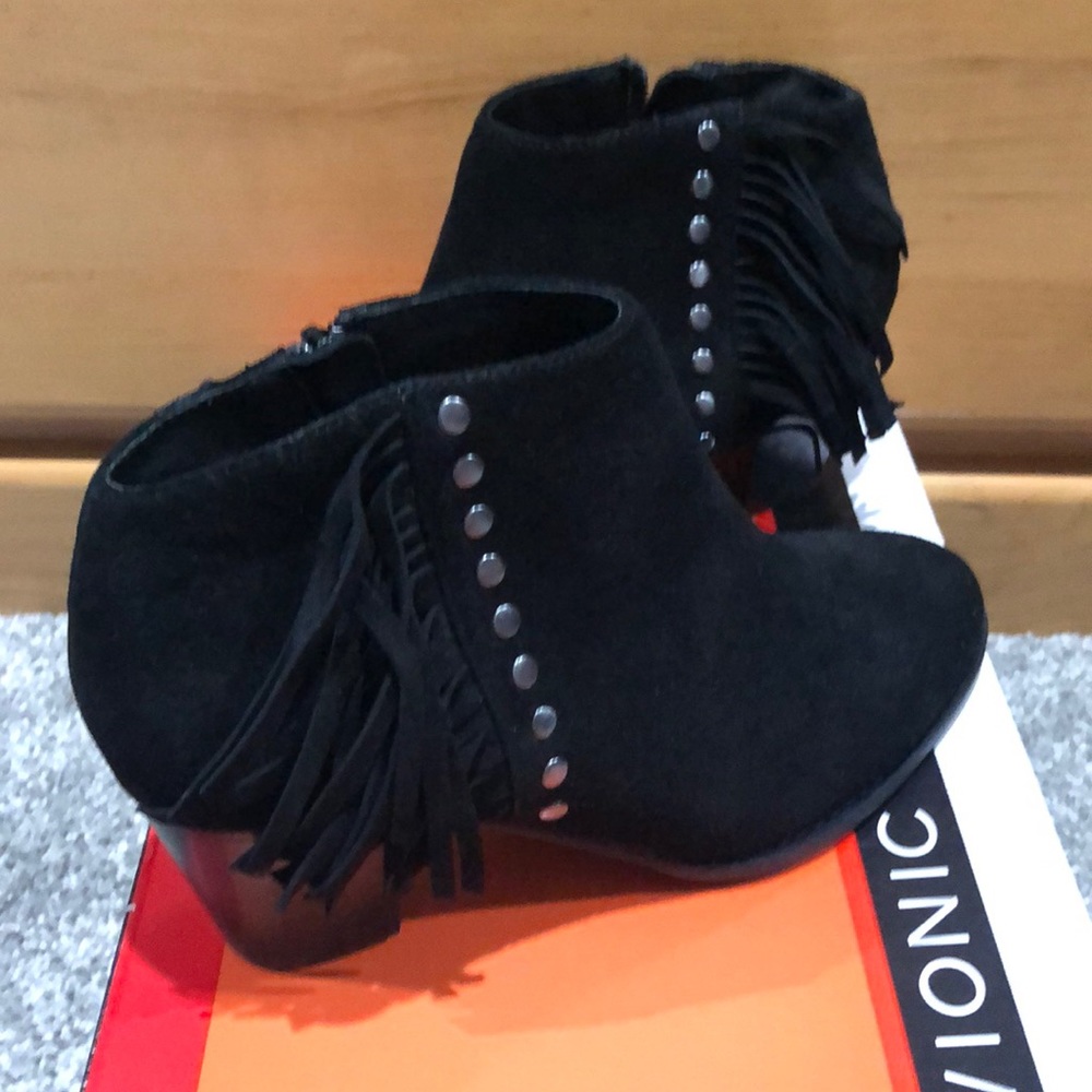 Vionic boots - NEW